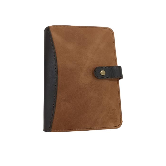 Carnet de notes format A5 en cuir, avec emplacement pour documents et cartes.