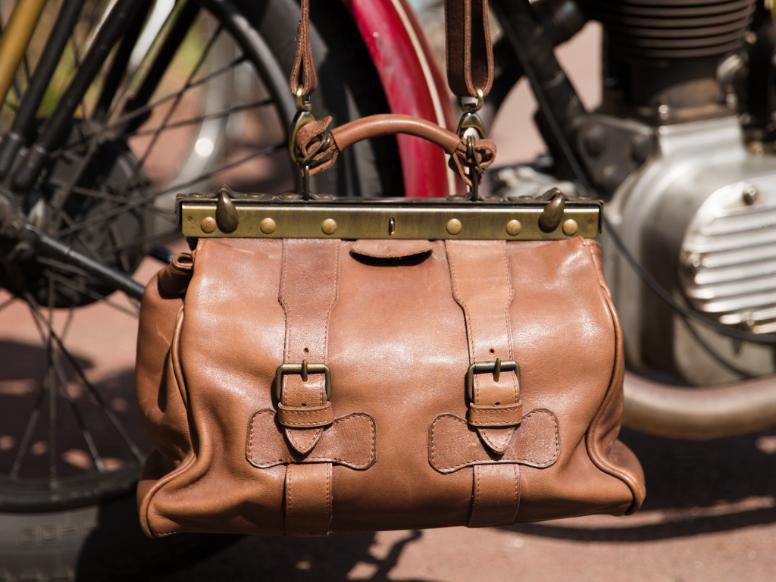 Sac en cuir artisanal fabriqué à la main dans l’atelier Dagot Cuir en Bretagne
