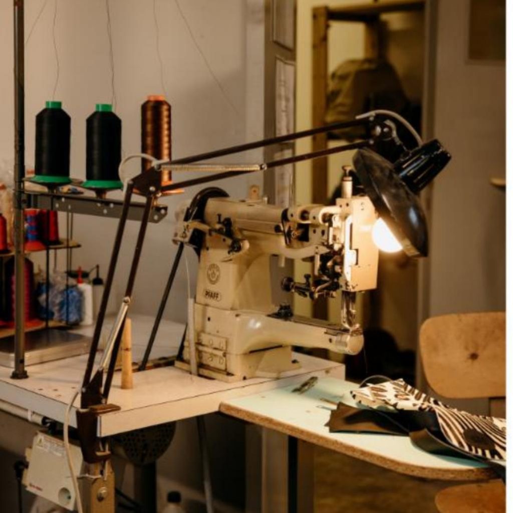 Machine de couture utilisée dans l'atelier Dagot Cuir en Bretagne
