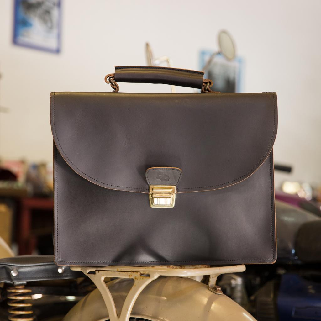 cartable en cuir posé