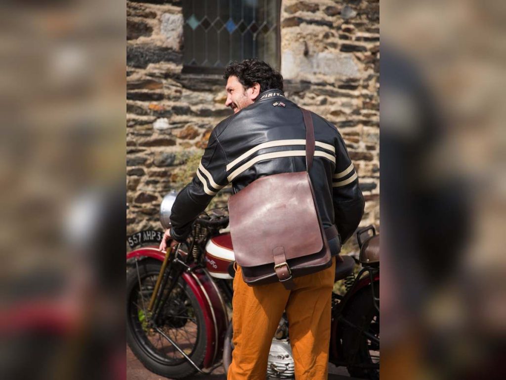Sacoche en cuir portée par un homme à moto