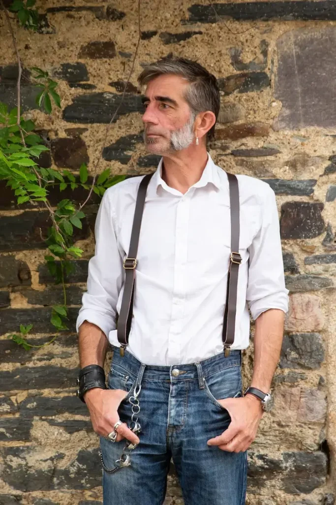 Homme portant des bretelles en cuir Dagot Cuir avec une chemise blanche