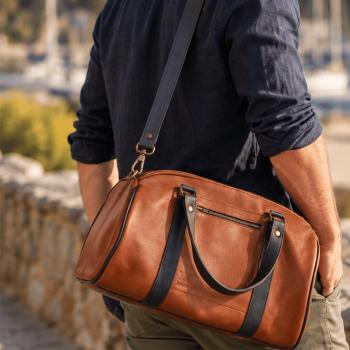 Petit Voyageur, sac de voyage en cuir pleine fleur porté à l’épaule, création artisanale Dagot Cuir
